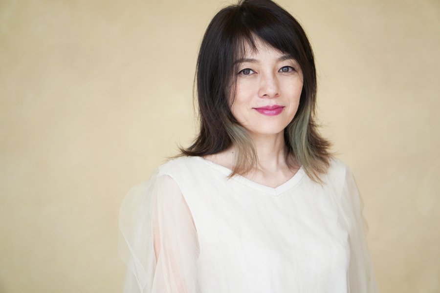 髪が変わると気持ちも変わる。白髪を活かすハイライトと大人のショート